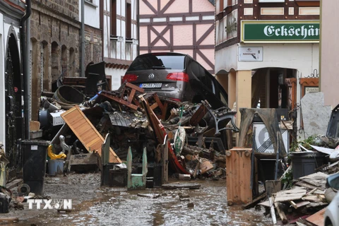 Cơ sở hạ tầng và phương tiện bị tàn phá do mưa lũ tại Bad Neuenahr-Ahrweiler, miền Tây Đức ngày 16/7/2021. (Ảnh: AFP/TTXVN)