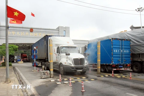 Phun khử khuẩn tự động cho các phương tiện vận tải hàng hóa khi trở về Việt Nam tại cửa khẩu Chi Ma, Lạng Sơn. (Ảnh: Thái Thuần/TTXVN)