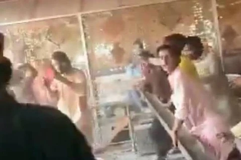 Đoạn video được đăng trên Twitter cho thấy những kẻ quá khích đang phá hoại một ngôi đền Ganesh ở quận Rahim Yar Khan, thành phố Bhong của Pakistan. (Nguồn: thehindu.com)