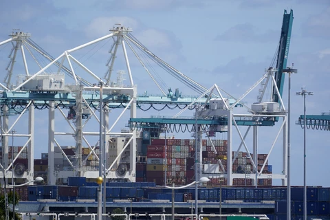 Các container hàng hóa tại PortMiami ở Miami. (Ảnh AP)
