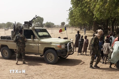 Binh sỹ CH Chad được triển khai tại khu vực Koundoul, cách thủ đô N'Djamena 25km. (Ảnh: AFP/ /TTXVN)