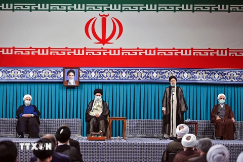 Tổng thống đắc cử Iran Ebrahim Raisi (thứ 2, phải) phát biểu tại lễ tuyên thệ nhậm chức ở Tehran ngày 3/8/2021. (Ảnh: AFP/TTXVN)