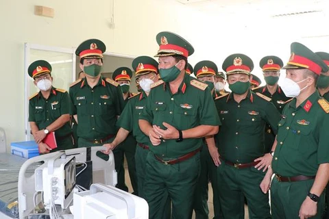 Thượng tướng Võ Minh Lương kiểm tra công tác triển khai Bệnh viện dã chiến truyền nhiễm số 5D. (Nguồn: http://baochinhphu.vn)