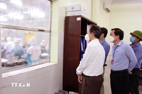 Lãnh đạo UBND tỉnh Ninh Thuận kiểm tra công tác phòng, chống dịch bệnh tại nhà máy chế biến tôm Thông Thuận (thành phố Phan Rang-Tháp Chàm). (Ảnh: Công Thử/TTXVN)