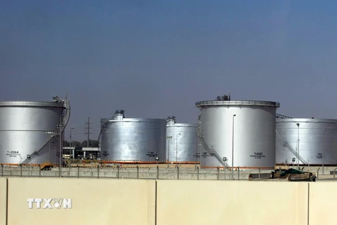 Bể chứa tại một cơ sở khai thác dầu ở thành phố Dammam, Saudi Arabia. (Ảnh: AFP/TTXVN)