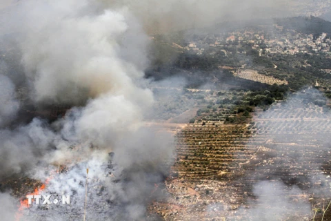 Khói bốc lên sau các đợt không kích của Israel tại thị trấn Ibl Al-Saqi và Kfar Hamam, Liban, ngày 4/8/2021. (Ảnh: AFP/TTXVN)