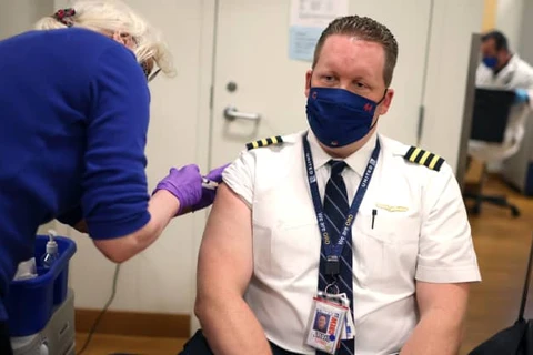 Một phi công của United Airlines tiêm vaccine phòng COVID-19 tại phòng khám ở Sân bay Quốc tế O’Hare ngày 9/3/2021. (Nguồn: Getty Images)