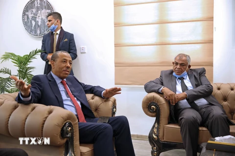 Phó Thủ tướng Chính phủ thống nhất dân tộc Libya Hussein Attiya al-Gotrani (phải) và cựu lãnh đạo Chính phủ miền Đông Abdallah al-Thani (trái) trong cuộc đàm phán thành lập Chính phủ Đoàn kết quốc gia (GNU), tại Benghazi ngày 23/3/2021. (Ảnh: AFP/TTXVN)