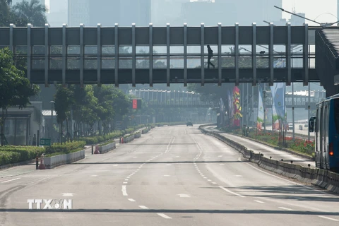 Cảnh vắng vẻ trên đường phố Jakarta, Indonesia khi lệnh giãn cách nhằm ngăn dịch COVID-19 lây lan được thực thi, ngày 3/7/2021. (Ảnh: THX/TTXVN)