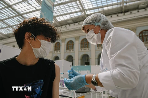 Tiêm vaccine ngừa COVID-19 cho người dân ở Moskva, Nga ngày 4/8/2021. (Ảnh: THX/TTXVN)