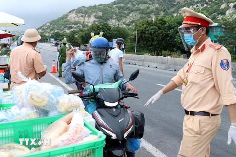 Lực lượng chốt kiểm soát Cà Ná, huyện Thuận Nam thực hiện kiểm tra phòng, chống dịch đối với công dân về từ các tỉnh, thành phía Nam đang thực hiện giãn cách xã hội. (Ảnh: Công Thử/TTXVN)