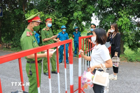 Chốt kiểm soát dịch COVID-19 giáp ranh giữa xã Quỳnh Phú (huyện Gia Bình) và xã Tân Lãng (huyện Lương Tài). (Ảnh: Thái Hùng/TTXVN)