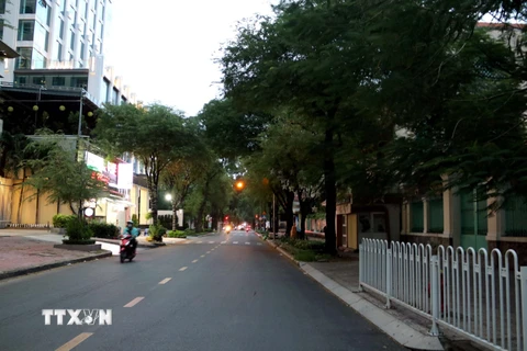 Tuyến đường Lê Quý Độn, quận 3, TP Hồ Chí Minh vắng bóng người trong thời gian giãn cách xã hội. (Ảnh: Thanh Vũ/TTXVN)
