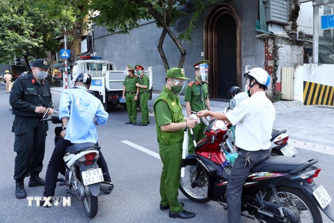 Lực lượng Công an Hà Nội kiểm tra giấy tờ người tham gia giao thông tại chốt liên ngành tuyến phố Trần Quang Khải (quận Hoàn Kiếm). (Ảnh: Phạm Kiên/TTXVN)