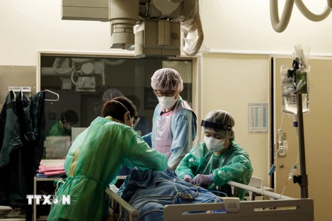 Nhân viên y tế điều trị cho bệnh nhân COVID-19 tại một bệnh viện ở Yokohama, Nhật Bản ngày 8/8/2021. (Ảnh: AFP/TTXVN)