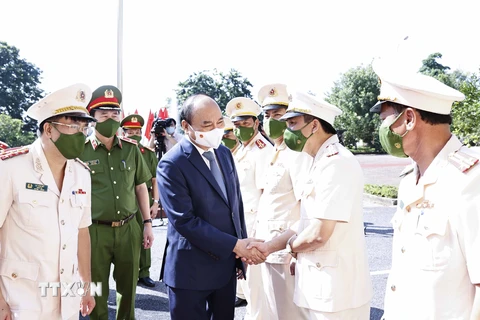 Chủ tịch nước Nguyễn Xuân Phúc với cán bộ Trại giam Ngọc Lý. (Ảnh: Thống Nhất/TTXVN)