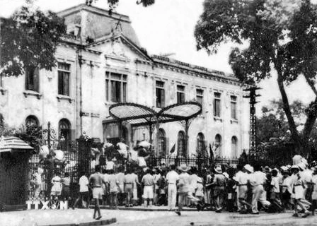 Ngày 19/8/1945, sau cuộc míttinh tại Quảng trường Nhà hát Lớn, quần chúng nhân dân Thủ đô đã đánh chiếm Bắc Bộ phủ, cơ quan đầu não của chính quyền tay sai Pháp ở Bắc Bộ. (Ảnh: Tư liệu TTXVN)