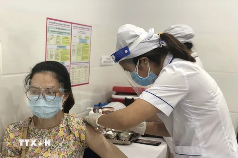 Phụ nữ mang thai trên địa bàn thành phố Cần Thơ được tiêm ngừa COVID-19 tại Bệnh viện Phụ sản thành phố Cần Thơ. (Ảnh: TTXVN phát)