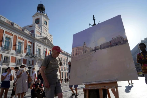 Huyền thoại sống của hội họa Tây Ban Nha - Antonio Lopez - vẽ quảng trường Puerta del Sol nổi tiếng ở Madrid ngày 5 tháng 8 năm 2021. (Nguồn: Reuters)