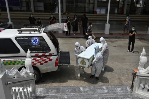Chuyển thi thể bệnh nhân COVID-19 tới nhà hoả táng ở Bangkok, Thái Lan ngày 30/7/2021. (Ảnh: AFP/TTXVN)