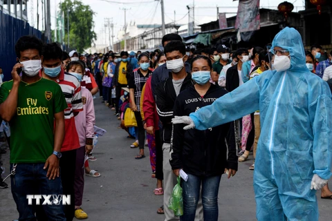 Người dân xếp hàng chờ được tiêm vaccine ngừa COVID-19 tại Phnom Penh, Campuchia. (Ảnh: AFP/TTXVN)