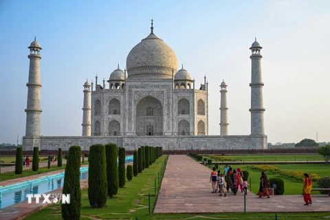 Du khách tham quan đền Taj Mahal ngày 16/6/2021. (Ảnh: AFP/TTXVN)