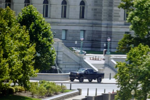 Chiếc xe bán tải nghi có bom đậu trên vỉa hè trước Tòa nhà Thomas Jefferson của Thư viện Quốc hội Mỹ ngày 19 tháng 8 năm 2021. (Nguồn: AFP)