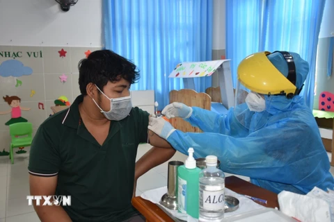 Người dân thị trấn Long Hải, huyện Long Điền được tiêm vaccine phòng COVID-19. (Ảnh: Hoàng Nhị/TTXVN)