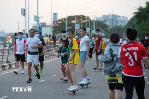 Người dân tập thể dục tại Vientiane, Lào, ngày 5/7/2021. (Ảnh: THX/TTXVN)