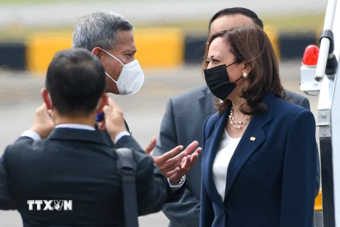 Bộ trưởng Ngoại giao Singapore Vivian Balakrishna (trái) đón Phó Tổng thống Mỹ Kamala Harris (phải) tại sân bay Paya Lebar ngày 22/8/2021. (Ảnh: AFP/TTXVN)