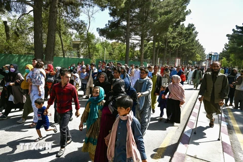 Người dân Afghanistan tiến về sân bay Kabul để sơ tán khỏi nước này ngày 16/8/2021. (Ảnh: AFP/TTXVN)