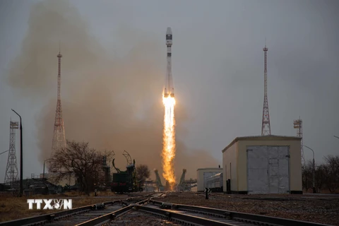 Rên lửa Soyuz của Nga mang theo các vệ tinh rời bệ phóng ở sân bay vũ trụ Baikonur tại Kazakhstan ngày 22/3/2021. (Ảnh: AFP/TTXVN)
