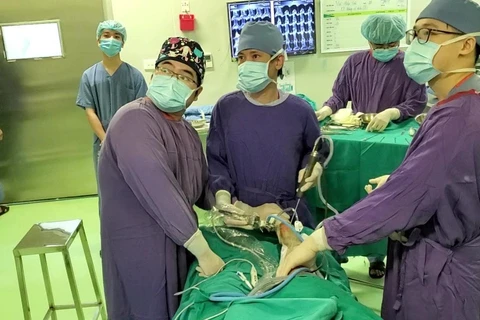 Phó Giáo sư-Tiến sỹ Nguyễn Mạnh Khánh cùng ê kíp thực hiện ca phẫu thuật (Nguồn: PV/Vietnam+)