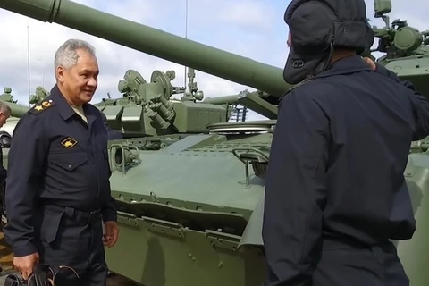 Ngày 22/8, Bộ trưởng Bộ Quốc phòng Nga Sergei Shoigu đã lái chiếc xe tăng T-80BVM mới của Nga hơn 4km trên đường đua, chuẩn bị cho cuộc tranh tài của các đội xe tăng. (Nguồn: mil.ru)