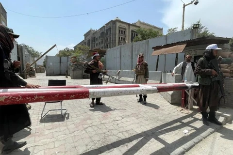Các thành viên của lực lượng Taliban canh gác tại một điểm kiểm tra ở Kabul. (Nguồn: Ảnh Reuters)