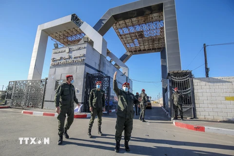 Lực lượng an ninh Palestine gác tại cửa khẩu Rafah ở miền Nam Dải Gaza ngày 1/2/2021. (Ảnh: AFP/TTXVN)