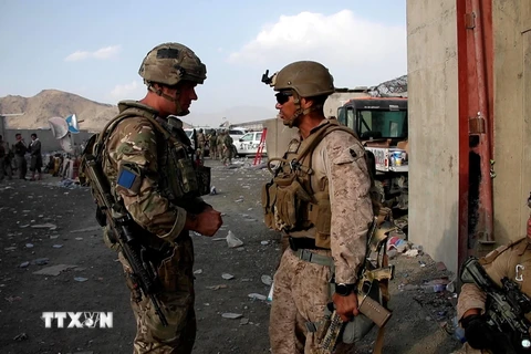 Binh sỹ Anh và binh sĩ Mỹ gác tại khu vực sân bay Kabul, Afghanistan, ngày 22/8/2021. (Ảnh: AFP/TTXVN)