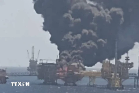 Khói bốc ngùn ngụt tại hiện trường vụ nổ gây cháy trên giàn khoan dầu Ku-Alpha ở mỏ dầu Ku-Maloob-Zaap, ngoài khơi bờ biển Tabasco và Campeche trên Vịnh Mexico, ngày 23/8/2021. (Ảnh: Twitter/TTXVN)