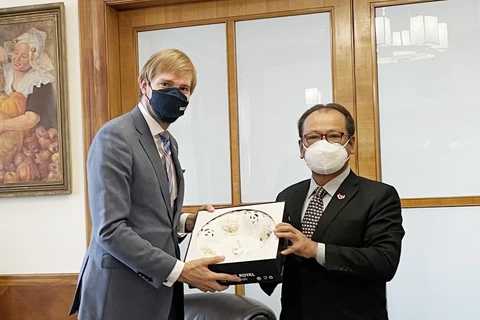 Đại sứ Thái Xuân Dũng tặng quà lưu niệm cho Bộ trưởng Y tế Séc Adam Vojtech. (Ảnh: Hoàng Hải/Vietnam+)