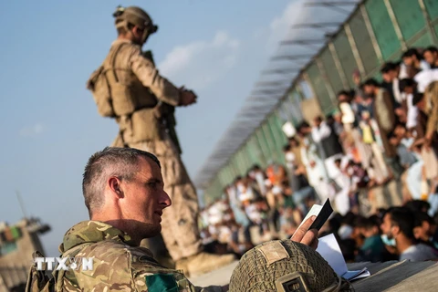 Binh sỹ Anh gác tại sân bay Kabul, Afghanistan, ngày 22/8/2021. (Ảnh: AFP/TTXVN)
