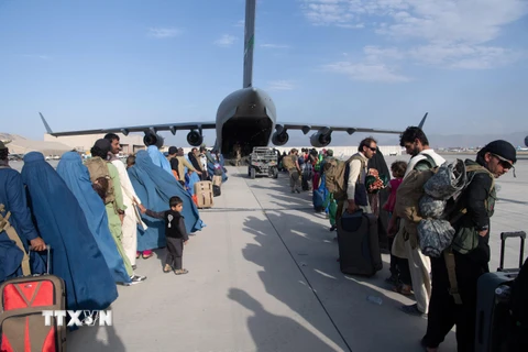 Máy bay quân sự của Mỹ hỗ trợ công tác sơ tán tại sân bay quốc tế Hamid Karzai, Afghanistan, ngày 24/8/2021. (Ảnh: AFP/TTXVN)