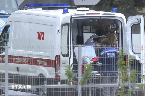 Chuyển bệnh nhân COVID-19 từ xe cứu thương vào một bệnh viện ở Moskva, Nga ngày 9/10/2020. (Ảnh: AFP/TTXVN)
