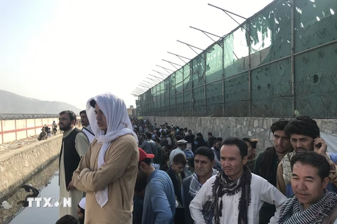Người dân tập trung gần sân bay Kabul, Afghanistan, ngày 22/8/2021, để chờ di tản. (Ảnh: THX/TTXVN)