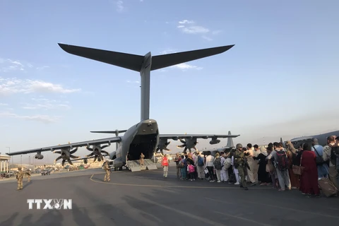 Người dân xếp hàng chờ lên máy bay quân sự của Đức để rời khỏi Afghanistan tại sân bay Kabul, ngày 24/8/2021. (Ảnh: THX/TTXVN)