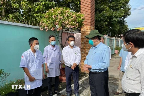 Bộ trưởng Bộ Y tế Nguyễn Thanh Long (giữa) kiểm tra thực tế công tác thu dung, điều trị bệnh nhân COVID-19 trên địa bàn tỉnh Bình Dương. (Ảnh: TTXVN phát)