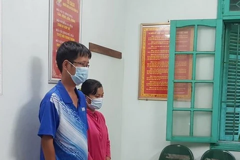 Hai nhân viên y tế huyện Hưng hà, tỉnh Thái Bình nhận tiền hối lộ để giúp công nhân "thông chốt" kiểm dịch. (Nguồn: tienphong.vn)