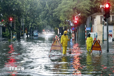 [Photo] Cơn mưa chiều gây ngập úng một số tuyến phố ở Hà Nội