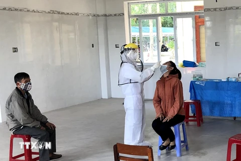 Trung tâm Y tế huyện Bình Sơn phối hợp với UBND thị trấn Châu Ổ, Quảng Ngãi tiến hành lấy mẫu xét nghiệm toàn dân sàng lọc COVID- 19. (Ảnh: Lê Ngọc Phước/TTXVN)