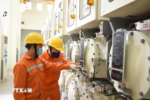 Cán bộ EVN HANOI kiểm tra các trạm biến áp cấp điện trên địa bàn Hà Nội. (Ảnh TTXVN phát)