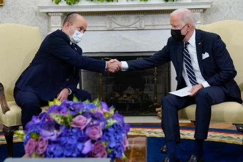 Tổng thống Joe Biden bắt tay Thủ tướng Israel Naftali Bennett tại Phòng Bầu dục của Nhà Trắng ngày 27/8. (Nguồn: CNN)